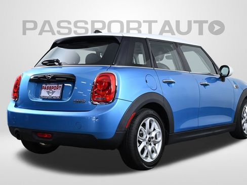 Used 2019 MINI Cooper 4-Door Hardtop w/ Signature Upholstery Package image 9