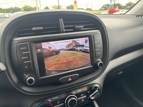 Used 2025 Kia Soul LX w/ LX Technology Package FWD image 22