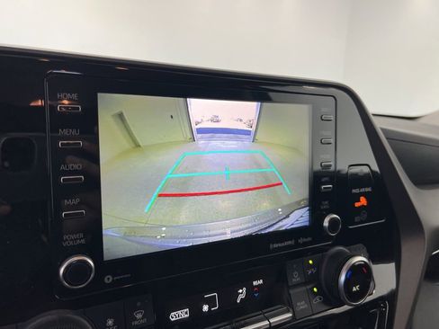 Used 2022 Toyota Highlander XLE image 12