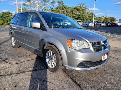 Used 2016 Dodge Grand Caravan SXT image 3