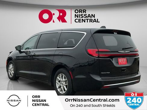 Used 2023 Chrysler Pacifica Touring-L FWD image 7