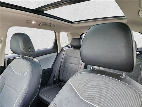 Used 2023 Volkswagen Taos SE w/ Panoramic Sunroof Package FWD image 9