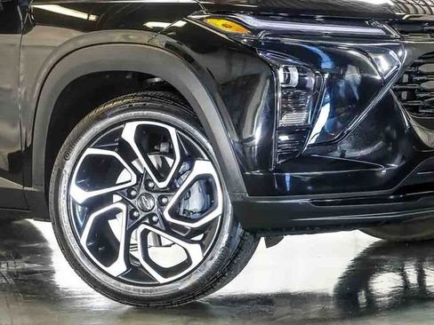 Used 2025 Chevrolet Trax RS w/ Driver Confidence Package FWD image 4