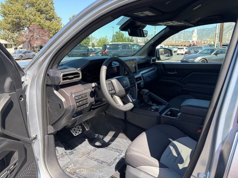 Used 2025 Toyota Tacoma TRD Sport AWD/4WD image 10