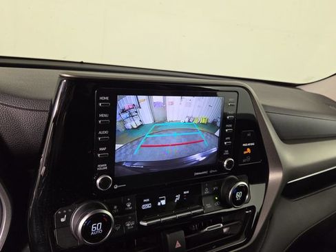 Used 2021 Toyota Highlander XLE AWD/4WD image 19