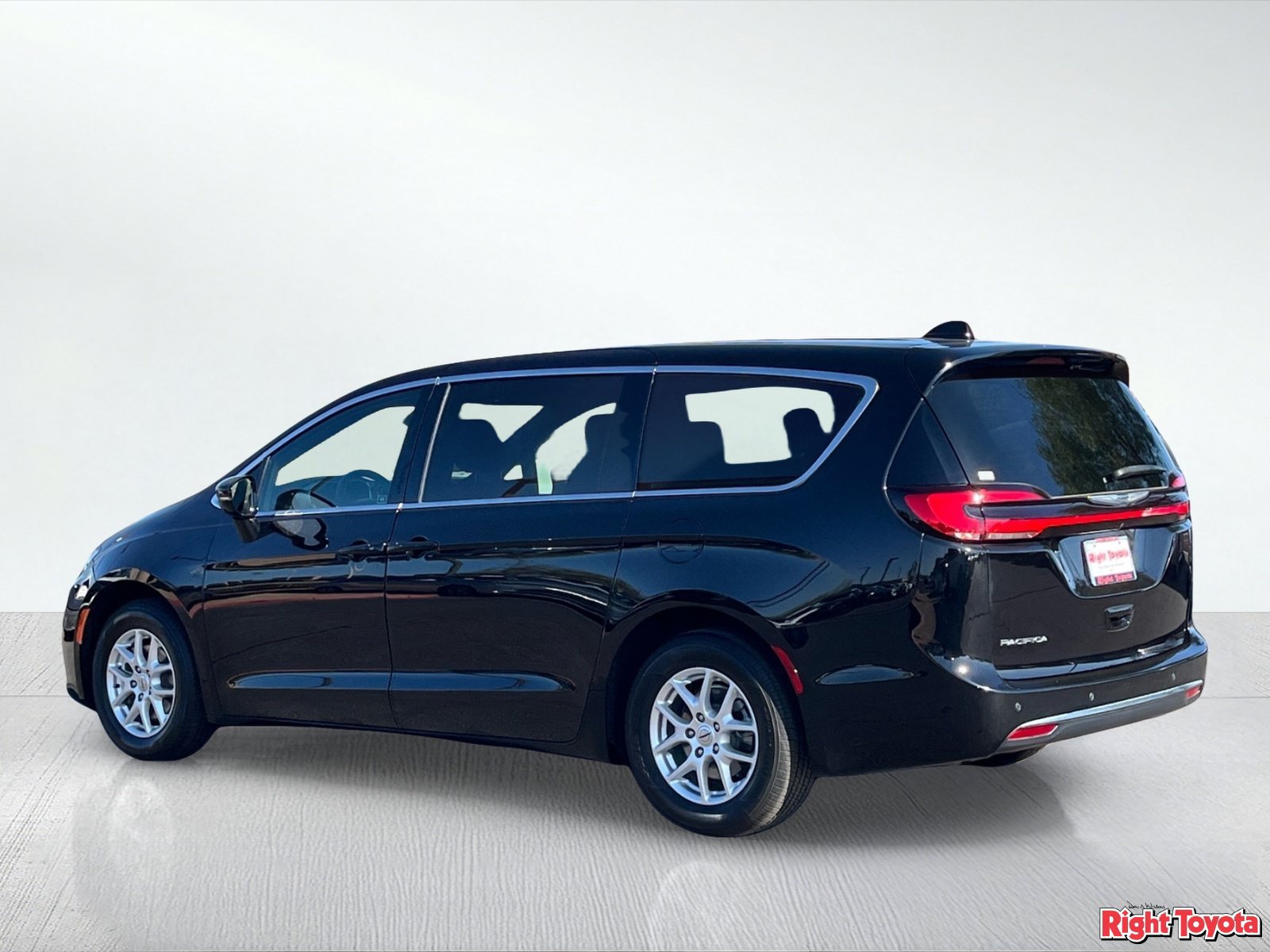 Used 2025 Chrysler Pacifica Select FWD image 4