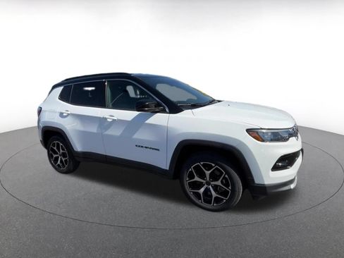 Used 2025 Jeep Compass Limited AWD/4WD image 2