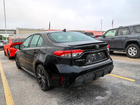 Used 2023 Toyota Corolla SE w/ SE Premium Package image 9