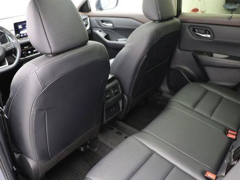 Used 2023 Nissan Rogue SV w/ SV Premium B Package image 11