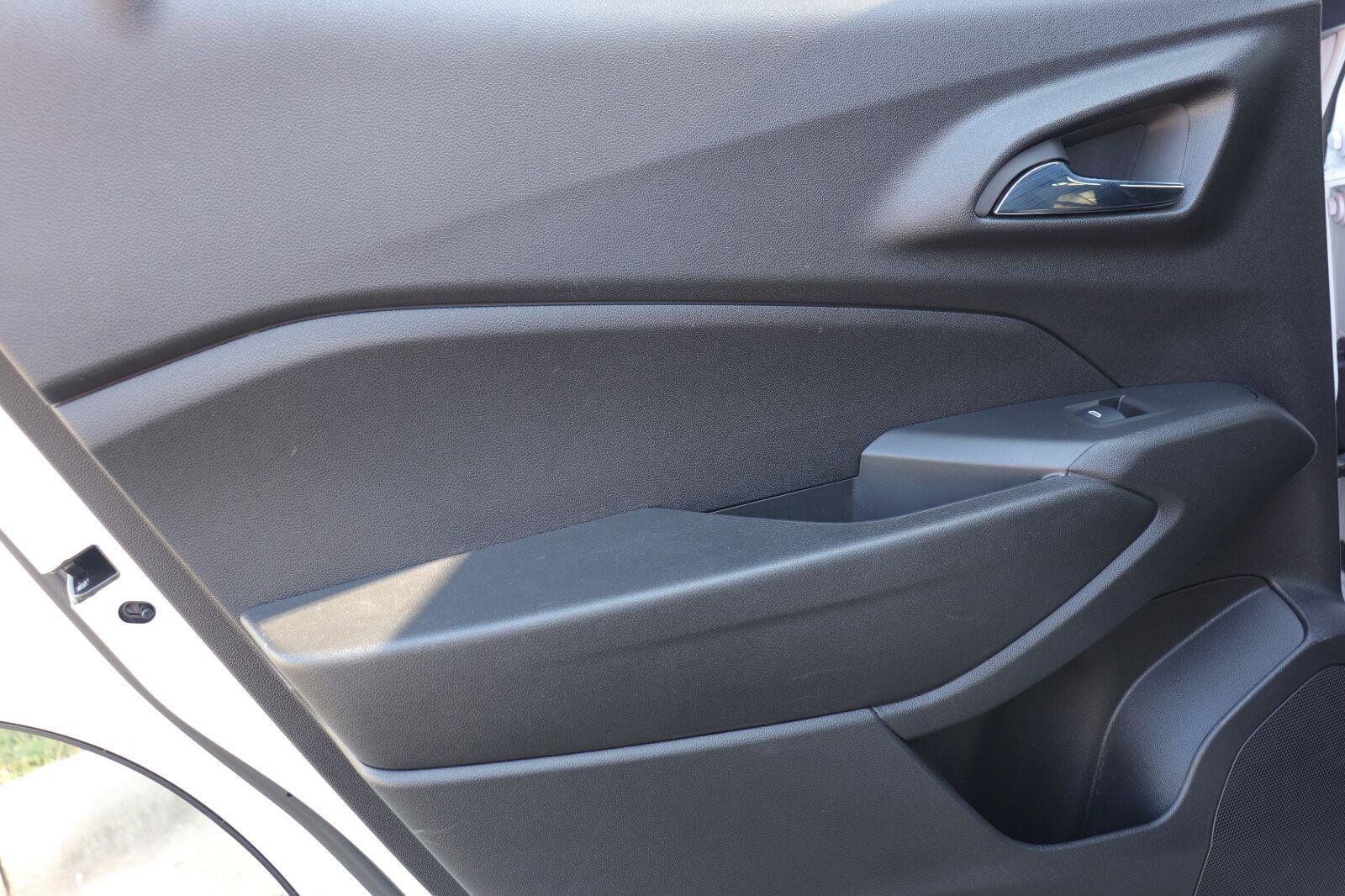 Used 2024 Chevrolet Trax RS w/ Sunroof Package FWD image 12