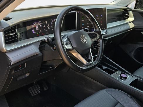 Used 2026 Volkswagen Tiguan SE FWD image 31