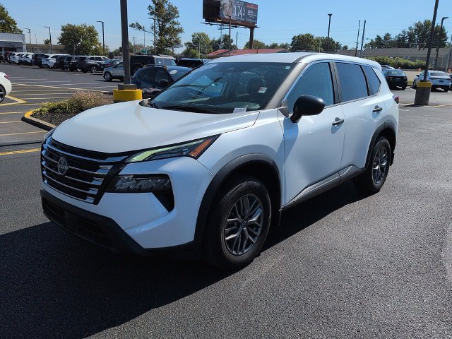 Used 2025 Nissan Rogue S FWD image 3