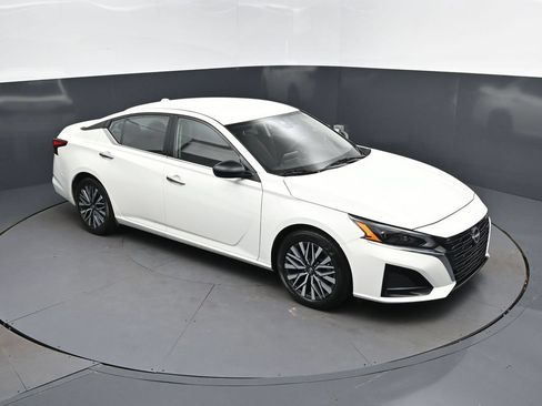 Used 2025 Nissan Altima 2.5 SV FWD image 35
