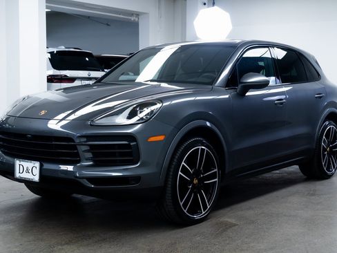 Used 2023 Porsche Cayenne w/ Premium Package image 3