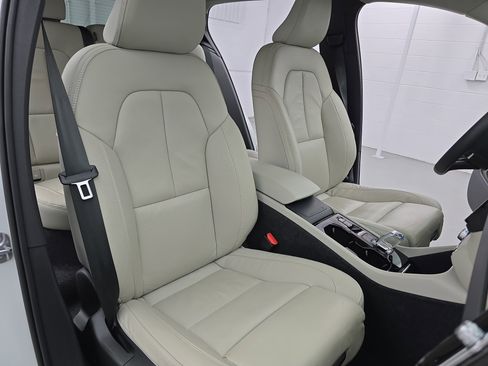 Used 2023 Volvo XC40 B4 Ultimate w/ Protection Package Premier image 10