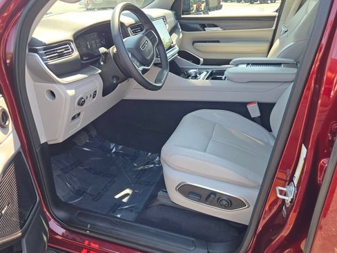 Certified 2024 Jeep Wagoneer Series III w/ Premium Group I AWD/4WD image 5