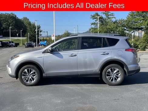 Used 2018 Toyota RAV4 LE AWD/4WD image 2