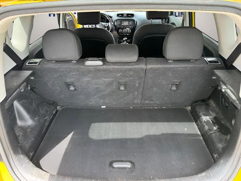 Used 2015 Kia Soul ! FWD image 11