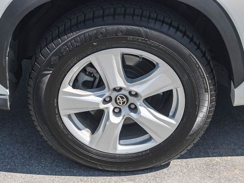 Used 2021 Toyota Highlander L FWD image 12