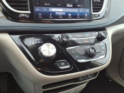 Used 2021 Chrysler Pacifica Touring image 18