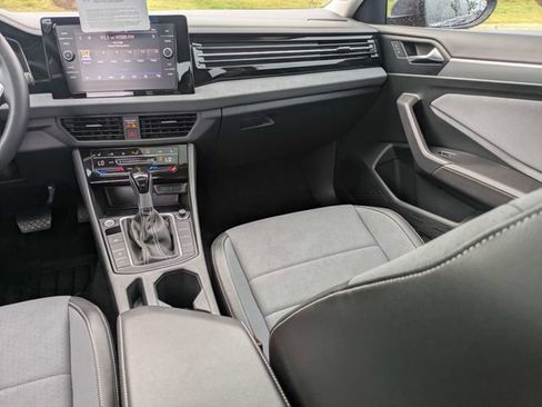 Certified 2025 Volkswagen Jetta SE FWD image 17