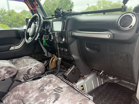 Used 2011 Jeep Wrangler Unlimited Rubicon AWD/4WD image 37
