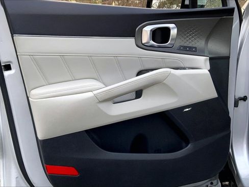 Used 2023 Kia Sorento SX Prestige image 25