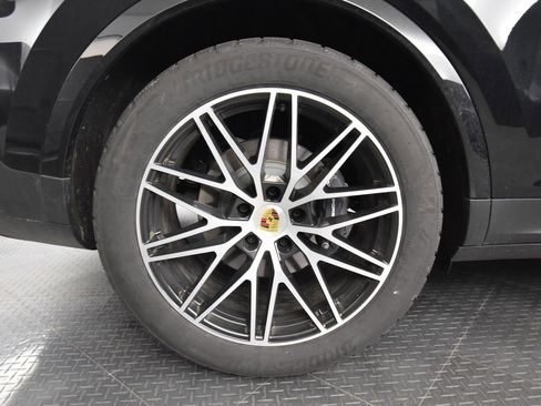 Used 2024 Porsche Cayenne Coupe AWD/4WD image 15