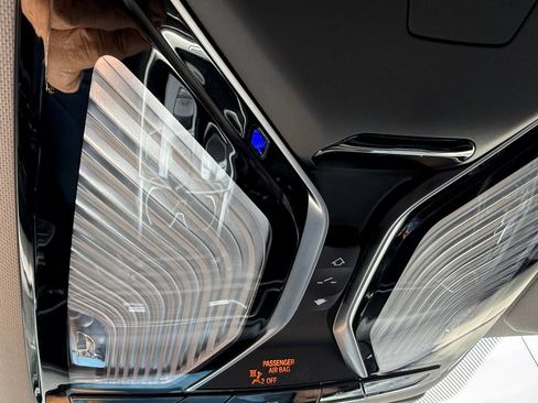 Used 2022 BMW 740i w/ Premium Package image 36