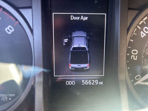 Used 2017 Toyota Tacoma TRD Off-Road w/ Tow Package (A/T) image 6