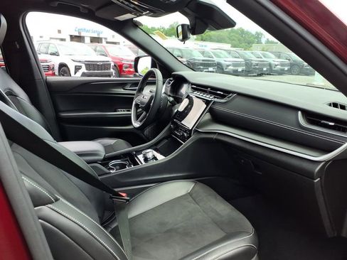 Used 2023 Jeep Grand Cherokee L Laredo AWD/4WD image 17