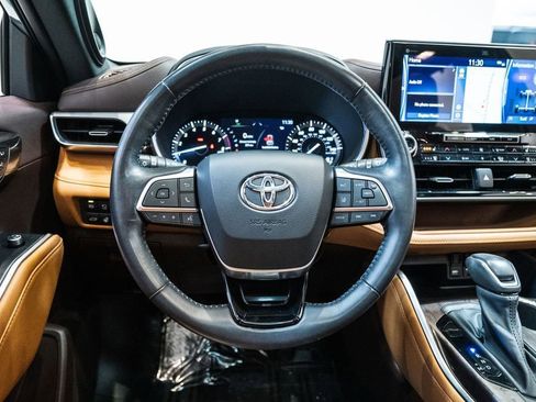 Certified 2021 Toyota Highlander Platinum image 16