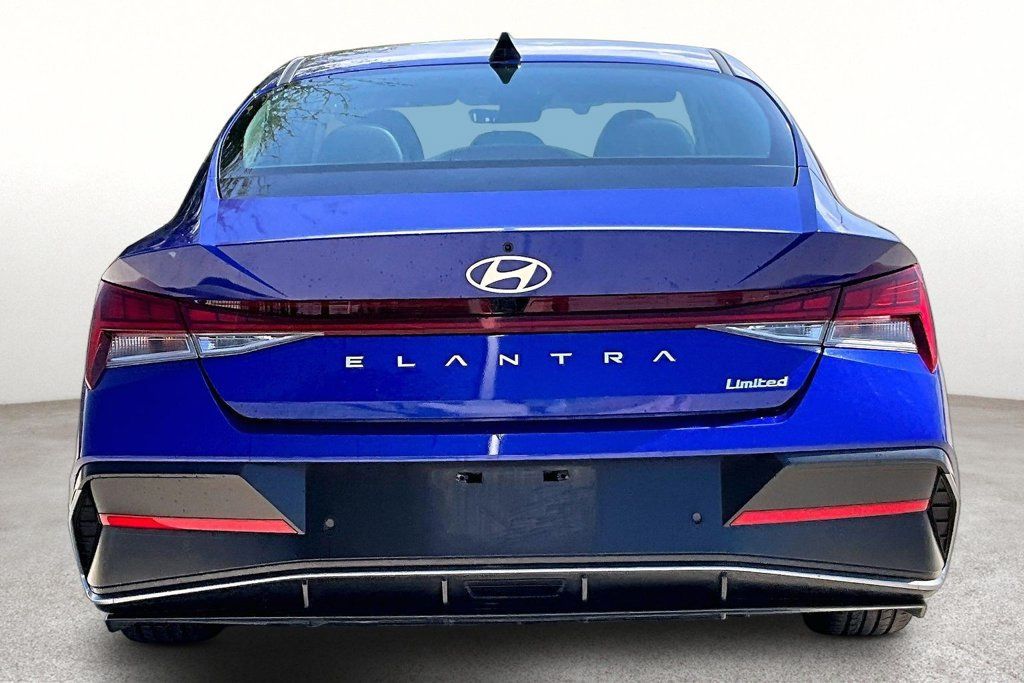Used 2024 Hyundai Elantra Limited FWD image 4