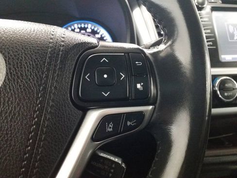Used 2019 Toyota Highlander XLE FWD image 5