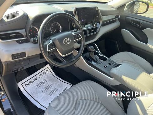 Used 2023 Toyota Highlander LE FWD image 16