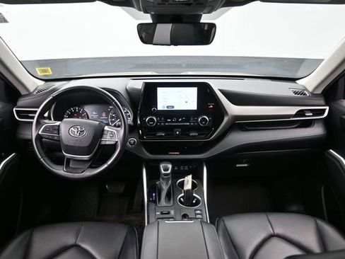 Used 2023 Toyota Highlander XLE AWD/4WD image 10