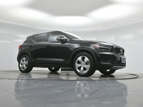 Used 2022 Volvo XC40 T5 Momentum image 3