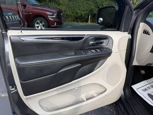 Used 2018 Dodge Grand Caravan SXT FWD image 8