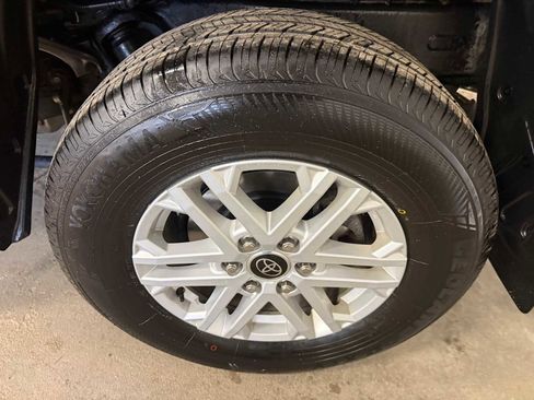 Used 2022 Toyota Tundra SR5 w/ SR5 Convenience Package image 9