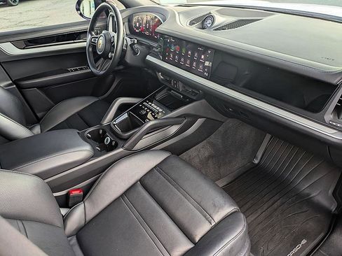 Used 2024 Porsche Cayenne image 40