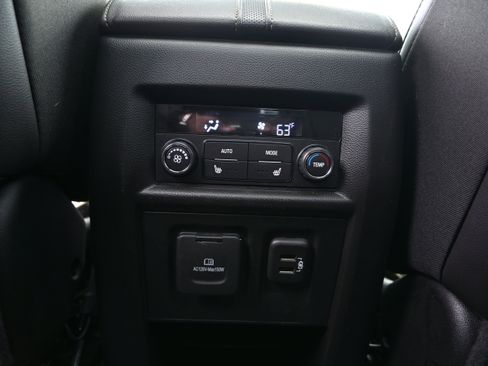 Used 2023 Chevrolet Traverse Premier image 27