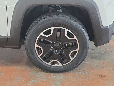 Used 2017 Jeep Renegade Trailhawk AWD/4WD image 8