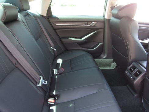 Used 2021 Honda Accord Touring image 12