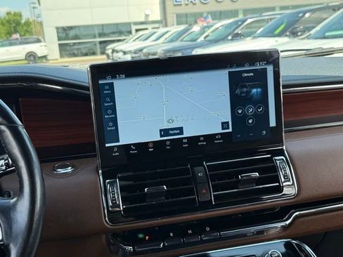 Used 2022 Lincoln Navigator Reserve image 3