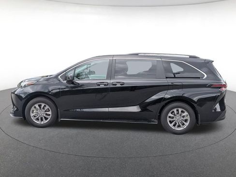 Used 2025 Toyota Sienna LE w/ LE Plus Package FWD image 3