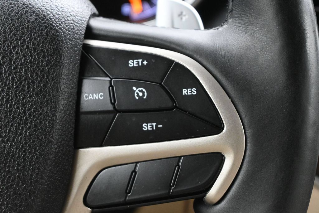 Used 2017 Jeep Grand Cherokee Limited AWD/4WD image 7