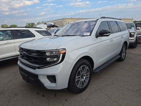 Used 2025 Ford Expedition Active AWD/4WD image 3