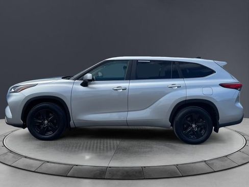 Used 2023 Toyota Highlander LE AWD/4WD image 2
