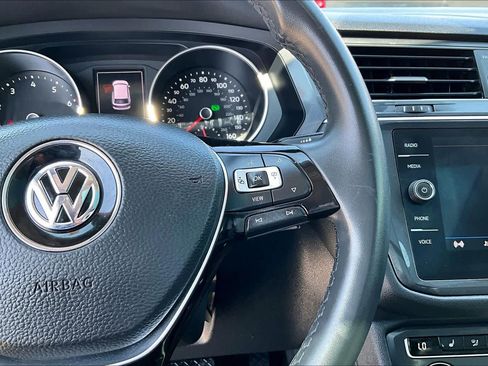 Used 2020 Volkswagen Tiguan SE w/ Panoramic Sunroof Package FWD image 25
