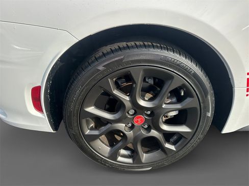 Certified 2018 FIAT 124 Spider Abarth w/ Convenience Group image 10